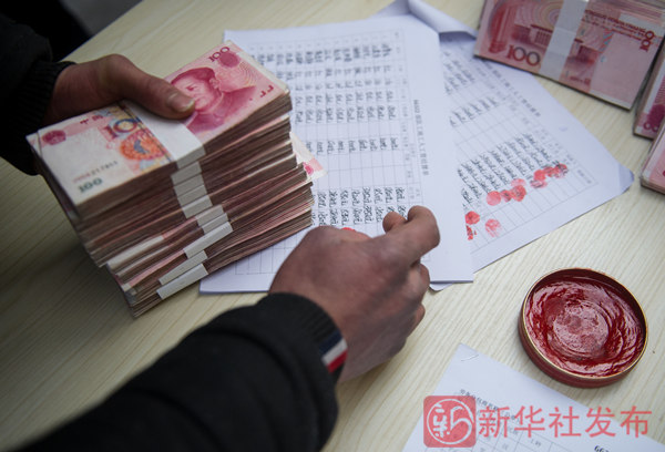 新华社记者陪农民工讨薪澳门新葡京110小时(图2)